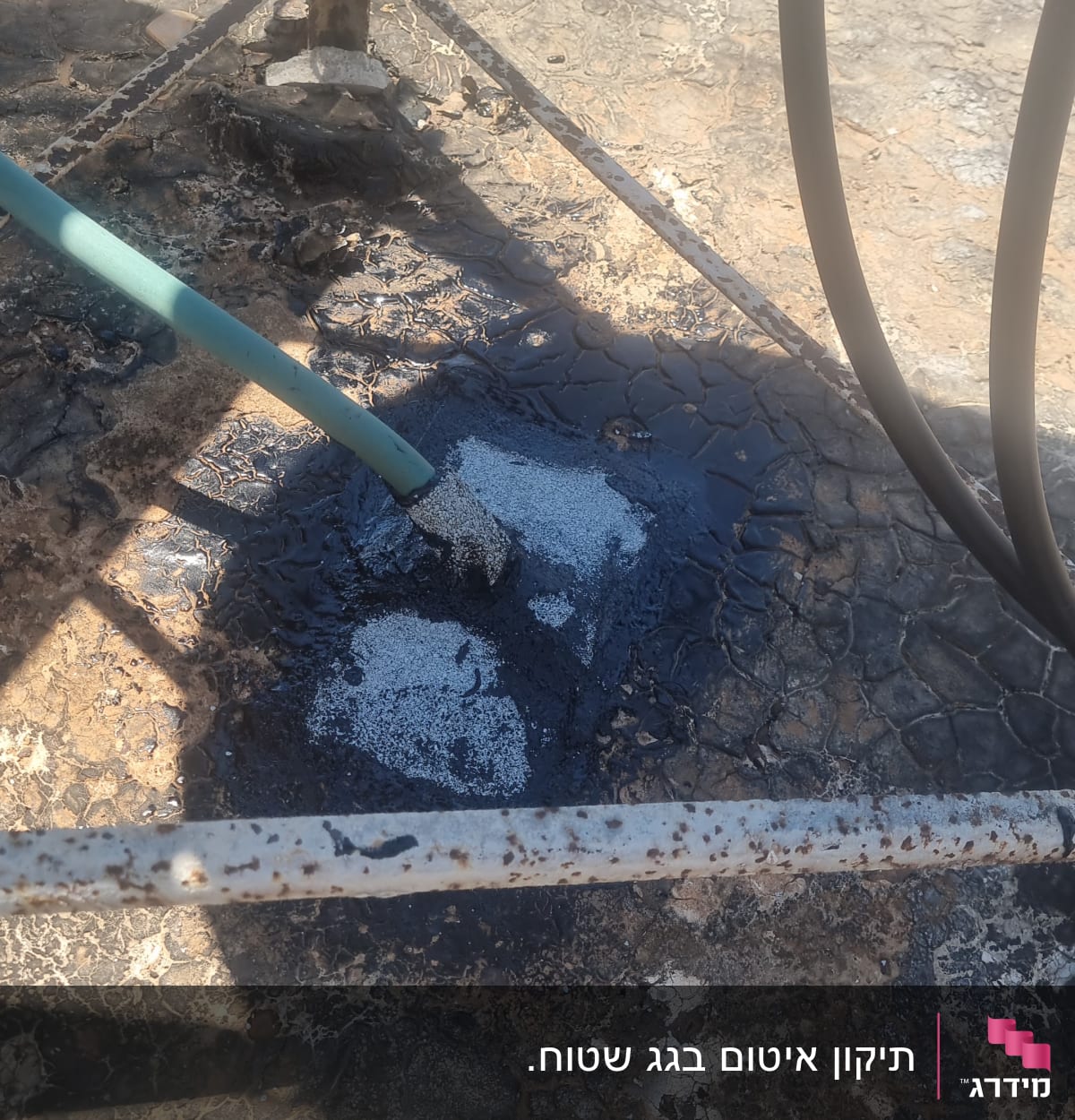 צינור ירוק עם חומר איטום על משטח סדוק